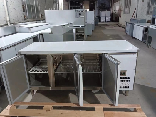 Industriële koelapparaat met 3-deurs koelmachine 220-240V Spanning 2~8.C Temperatuurbereik