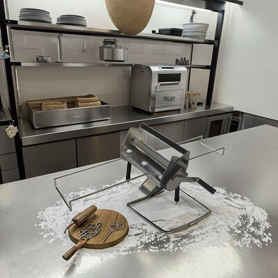 Commerciële Pizza Deeg Roller. Industrieel Bakkersapparaat voor allerlei soorten Pizza Deeg (Maïs / Noten / Melk Flour Mix)